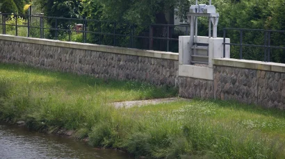 Dyke wall construction